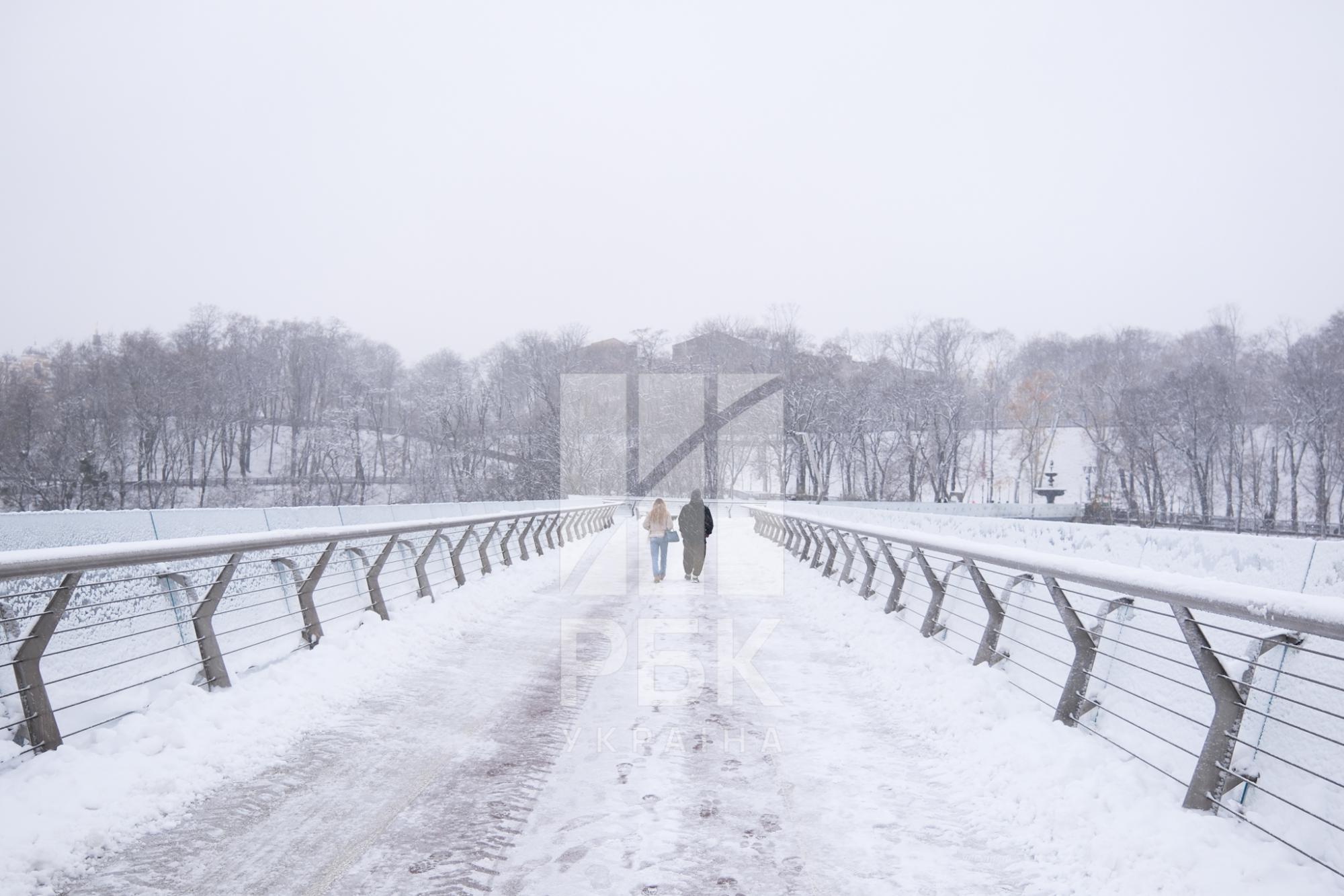 Киев &quot;накрыл&quot; снегопад. Что происходит на дорогах и улицах города (фото)